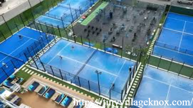 Fasilitas Padel di Tepi Kolam Pertama